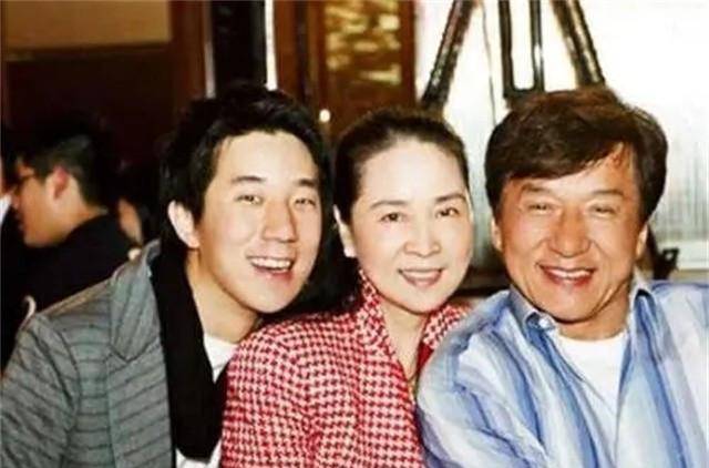 成龙父亲葬礼:房祖名伤心,林凤娇跪拜,成龙同父异母哥哥没到场_房道龙