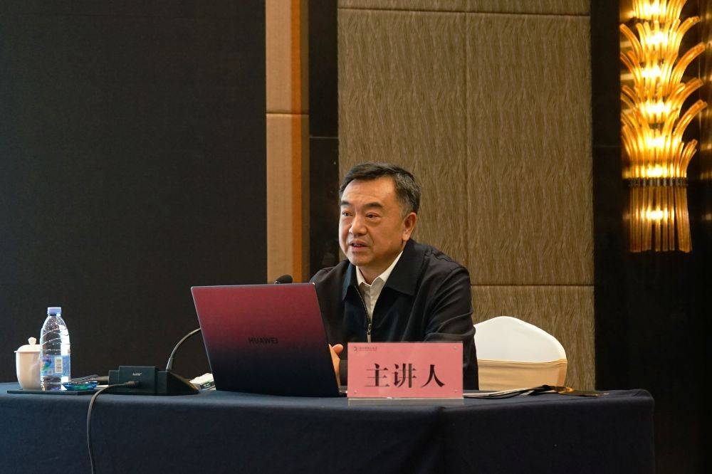 国务院发展研究中心研究员张立群认为,应着力扩大内需,全面加快高质量