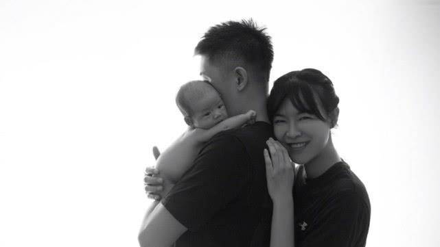 原创李艾穿西服装大秀美背自嘲太做作当妈一年依旧美上天