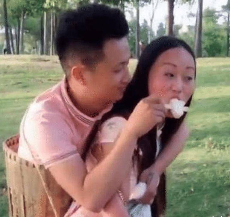 前年,一张"连体男女"照片意外走红,网友感叹:这是爱情的样子_阿娇