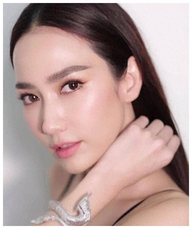 泰娱当红明星性感蛇女帕德容琶砂楚