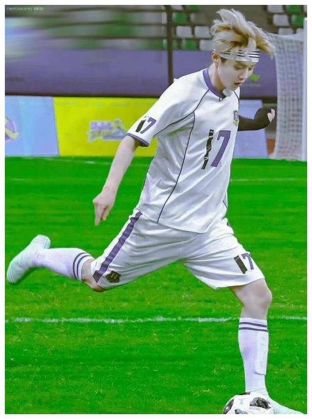 当《繁花》热播时,胡歌曾在社交媒体上分享自己身穿范志毅申花球衣的