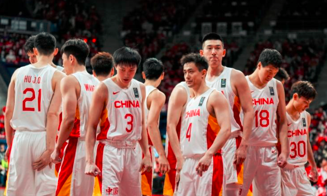 太气人！FIBA更新男篮实力榜最新排名，中国又降一位，还黑杜锋吗