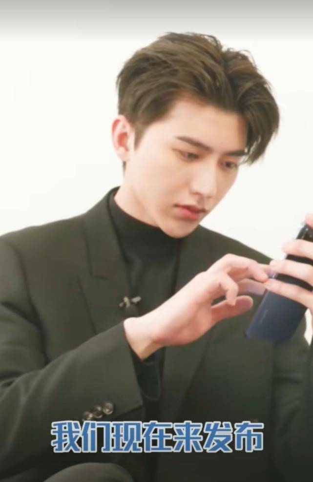 《奔跑吧》阵容官宣,蔡徐坤上演怼脸杀,我却被黄旭熙素颜惊到_状态