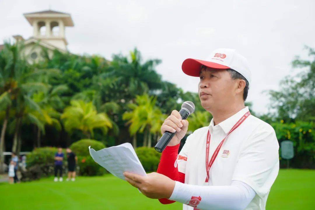 海中校友高球队秘书长王槐李先生在开球仪式上对海南侨中和海南一中