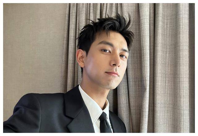 杨天真赞赏李现拥有男一号的完美五官,身材和脸骨!_网友_地方_明星