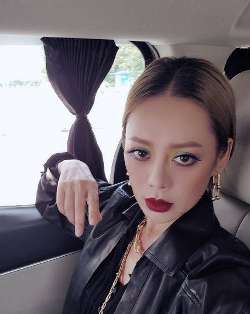 原创宁静参加节目却变身美妆博主不仅完美hold住奇葩色号空投妆更是