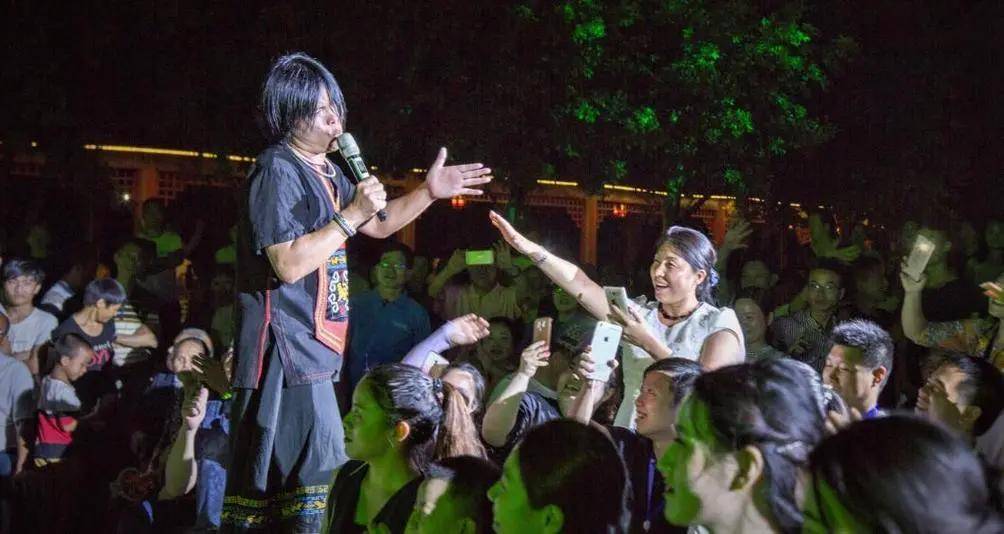 更是带领乐队在全国展开巡演,山歌王子野马的名