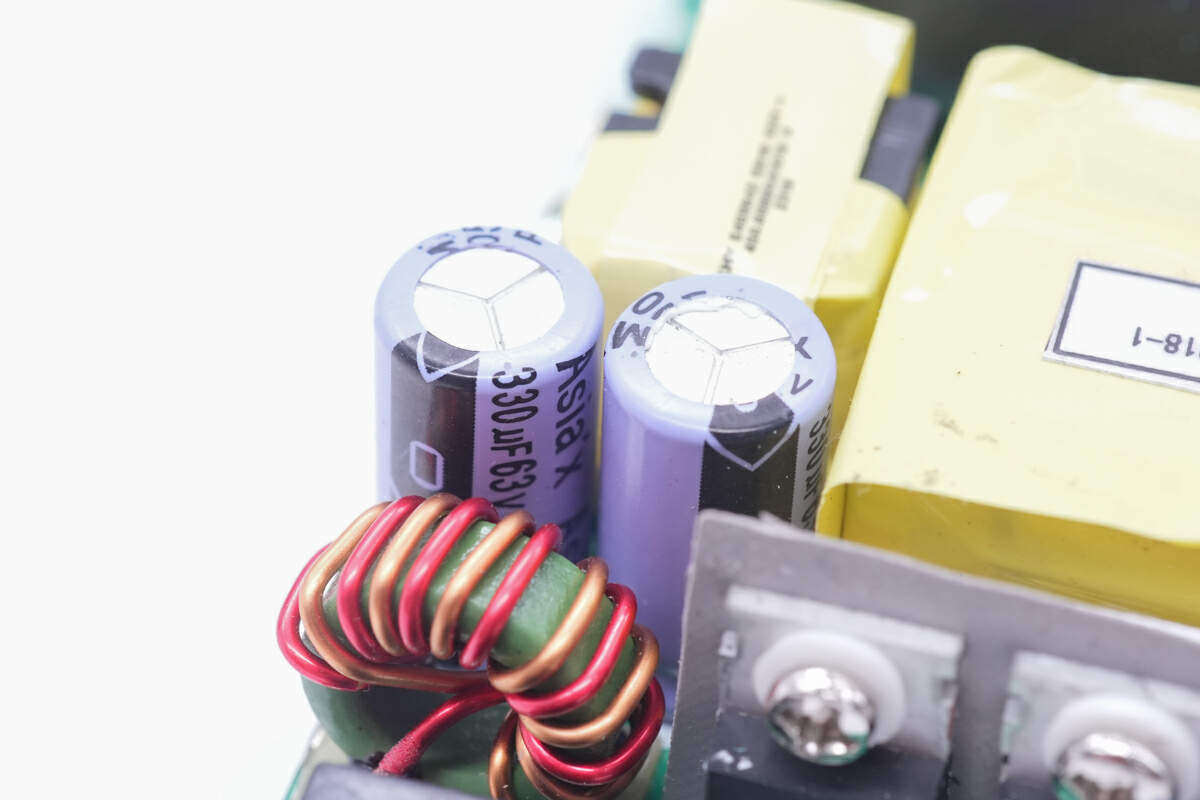 国内厂商推出一系列新国标电动自行车充电器拆解一款168w的看看