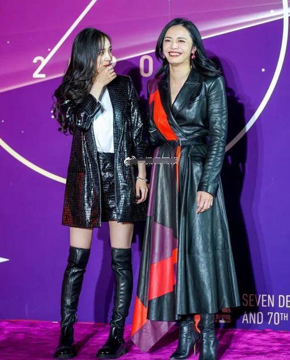 可杨幂的腿依旧是很长的,看镜头下女神的腿长都要姚晨腰的位置了,相比