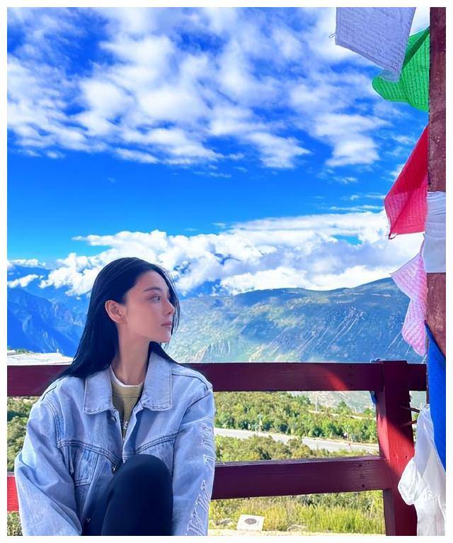 张馨予带妈妈滑雪,4000元滑雪服大秀,被调侃像青蛙?_旅行_女明星_生活
