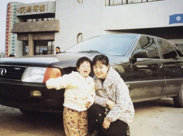 杨紫罕见晒妈妈年轻照,看到正脸,杨紫有没有整容一下有答案了