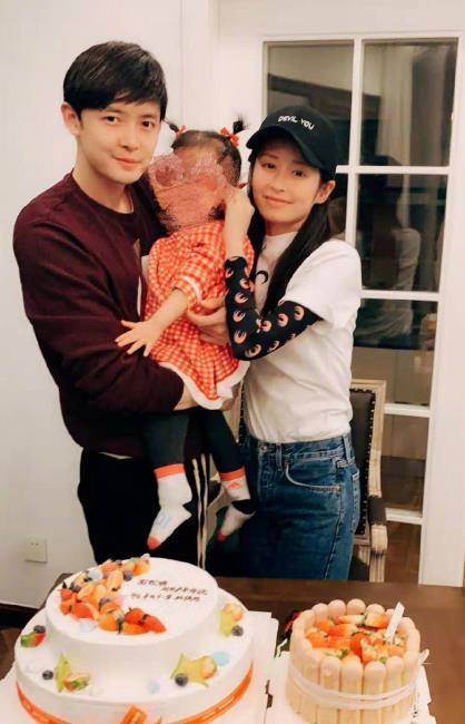 颖儿晒与丈夫合照,回北京立马探班付辛博,结婚四年还这么如胶似漆