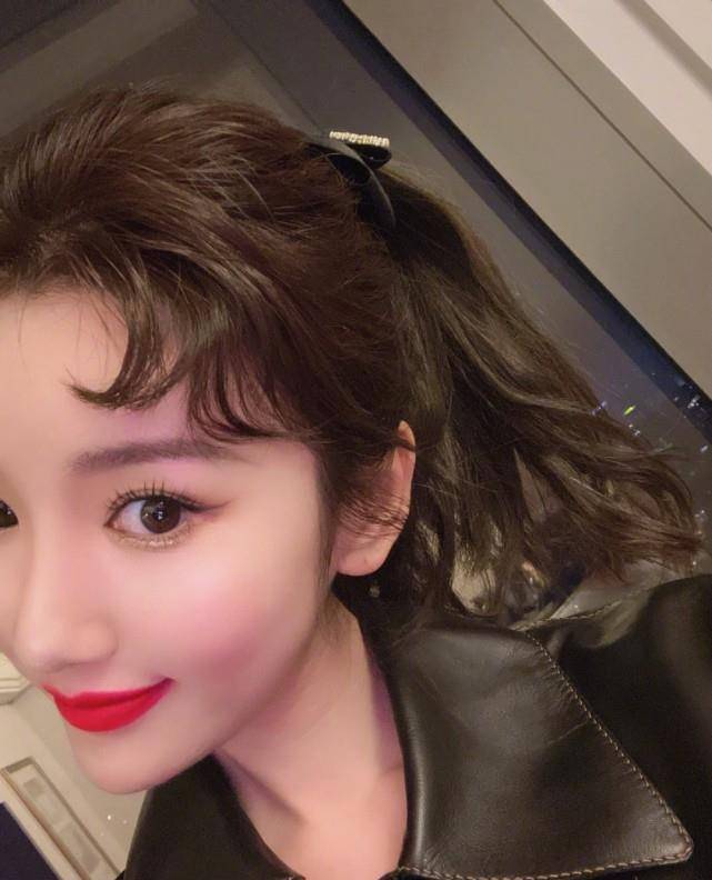 原创毛晓彤晒侧颜自拍甜美可爱将短发接成长发像极了恋爱的样子