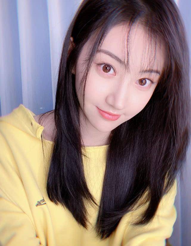 现实生活中的景甜是一个非常活泼的女生,近日她在微博中表示自己的