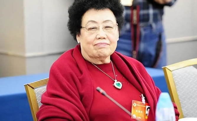 陈丽华:81岁的人生,比18岁更精彩_生活_才华_智慧