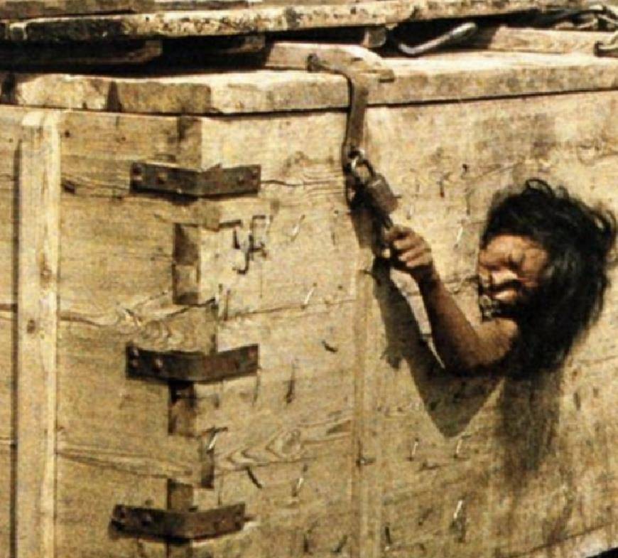 晚清老照片:目光呆滞的边疆女子,气宇轩昂的朝廷大臣!_清朝_年间_木箱