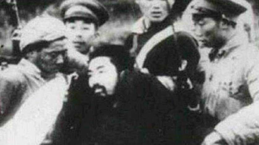 一天杜宝兴像往常一样坐着黄包车来到一家妓院,在头牌小姐的带领下