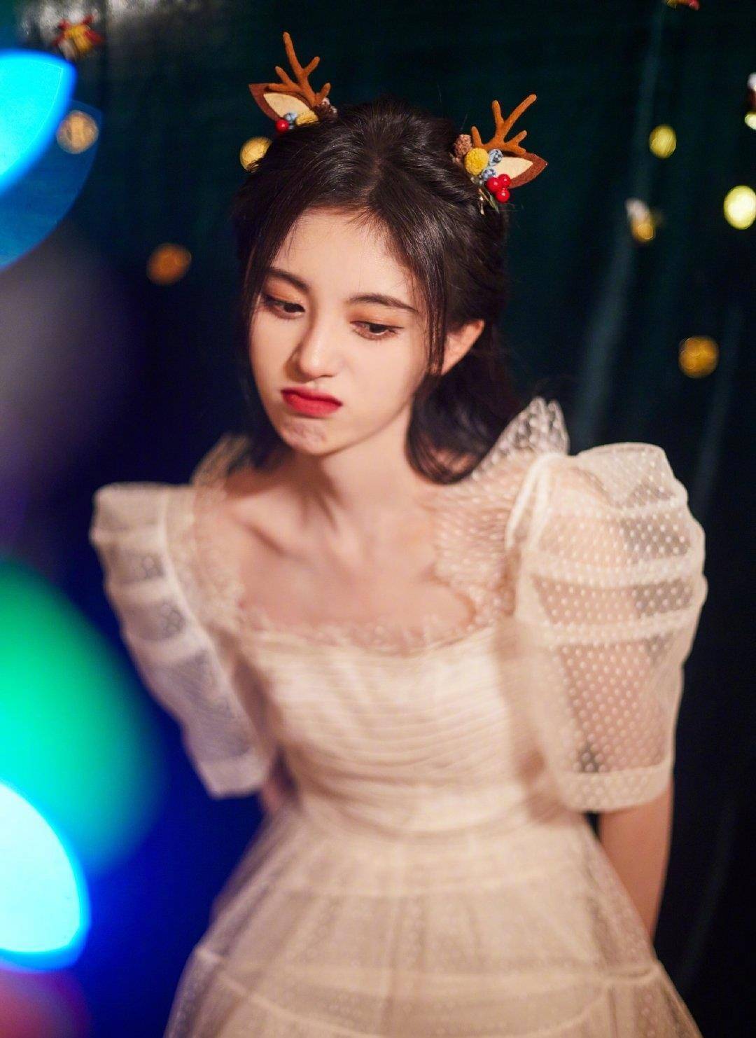 在这个状态里面的鞠婧祎有着对成名的恐慌,也有着单飞出道的压力,不管