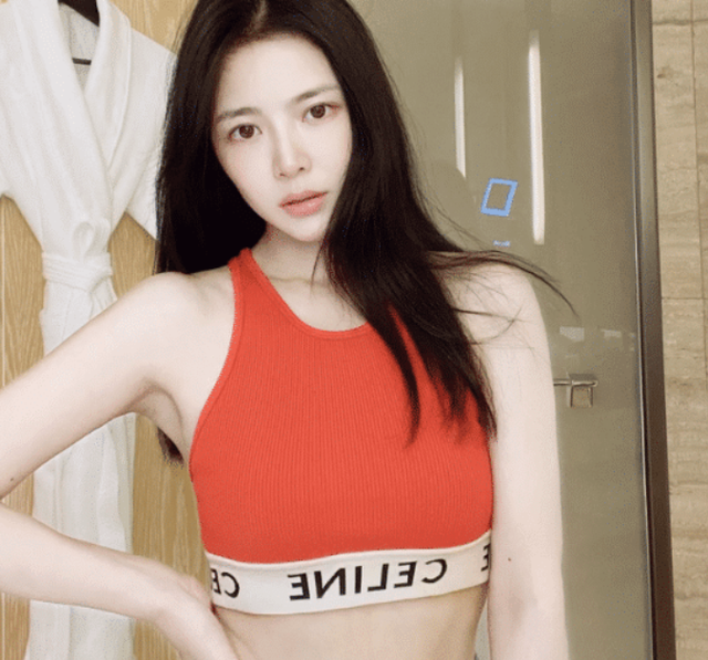 王灿分享近照,秀自己小蛮腰,自曝裤子89包邮却被网友群嘲_明星情侣