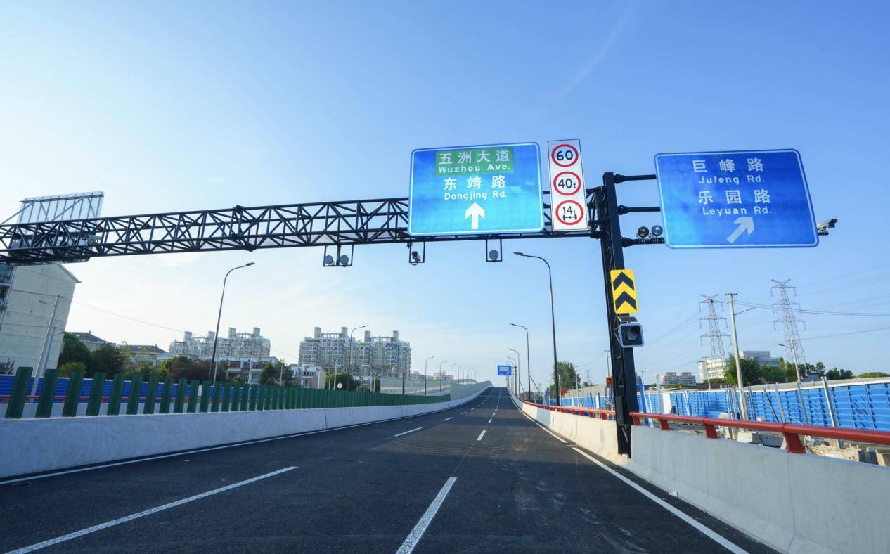 出门上中环/地铁12号线/6号线/21号线(在建)杨高北路站;【交通情况】