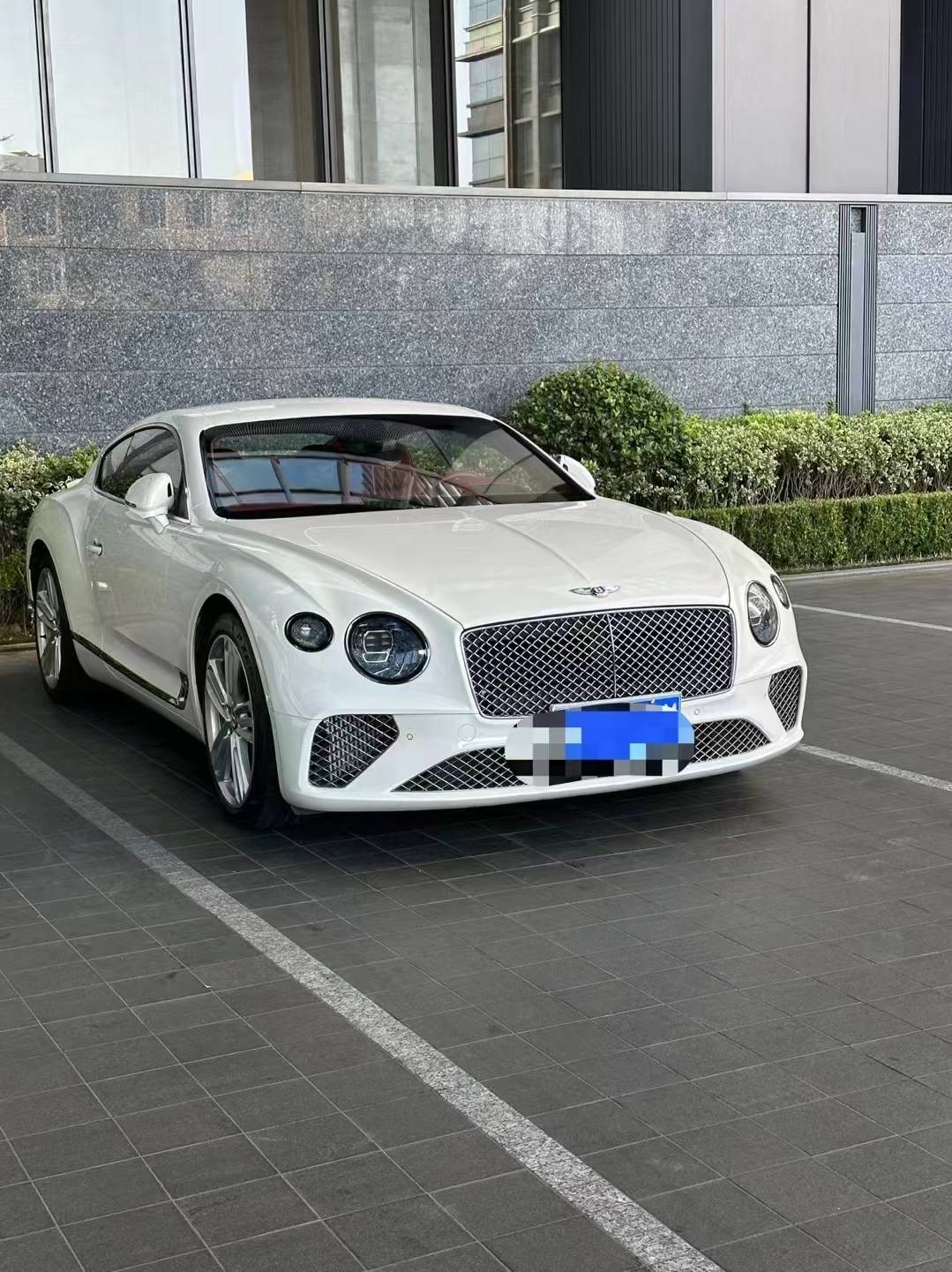 宾利欧陆gt w12,经典白红搭配,选配氛围灯 翻转屏_搜狐汽车_搜狐网