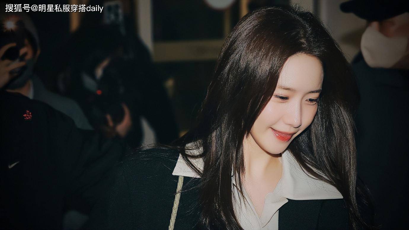 林允儿带火了简约穿搭:西装 衬衫 阔腿裤,33岁美出新高度