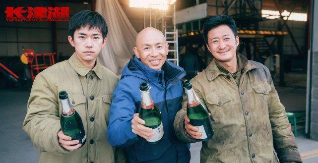 易烊千玺吴京杀青照,一个白净,一个邋遢,复制粘贴的表情不愧是剧中亲