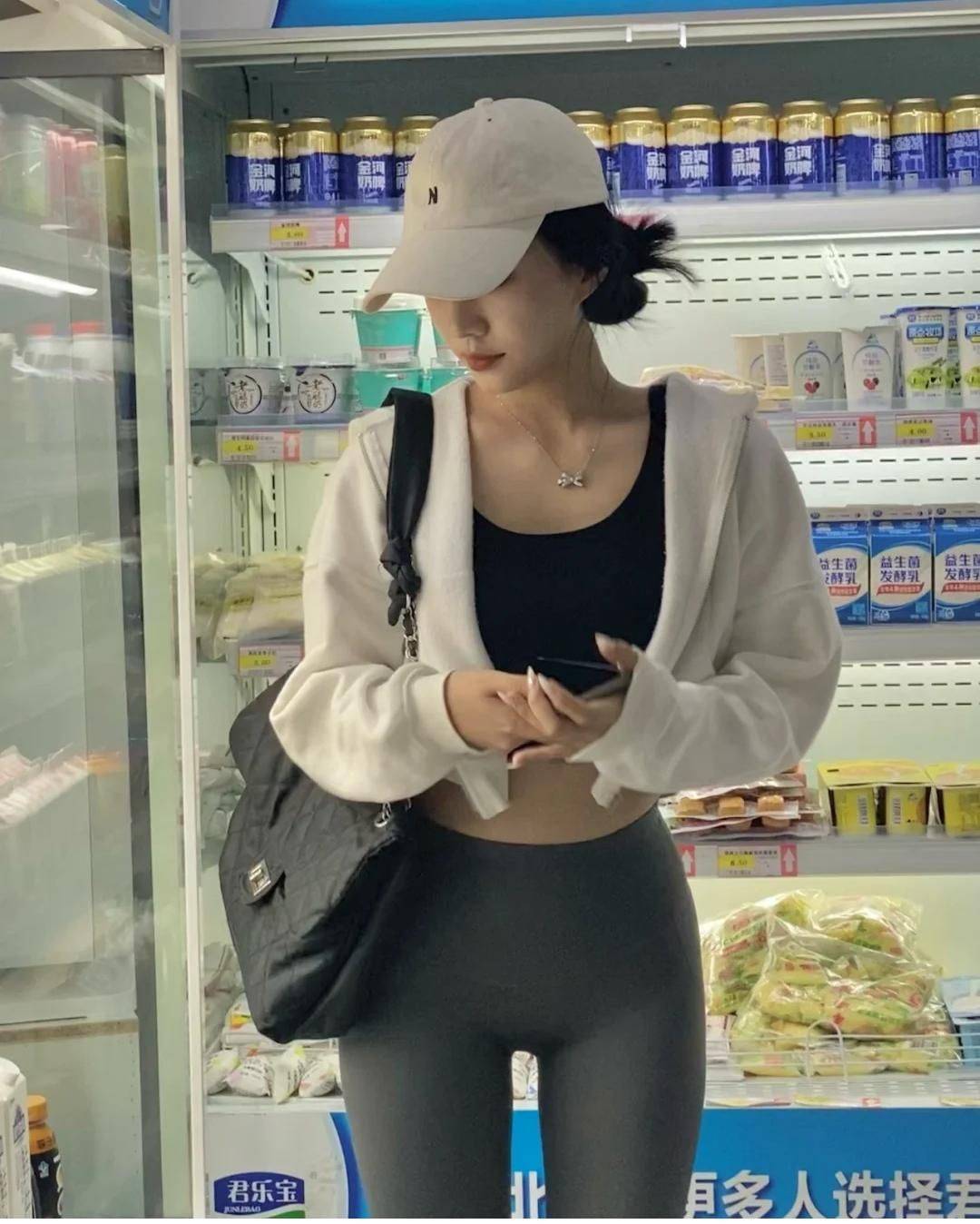 原创开春最佳搭配来啦鲨鱼裤中袜小白鞋人人都夸你洋气好看