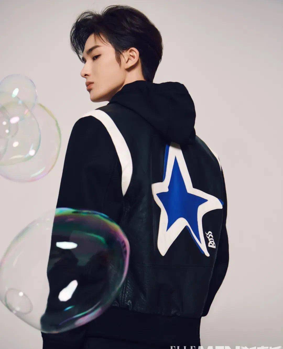 墨绿色的衣服衬托得她气质费灰常好,果然是被称为"人间仙子"的艺人