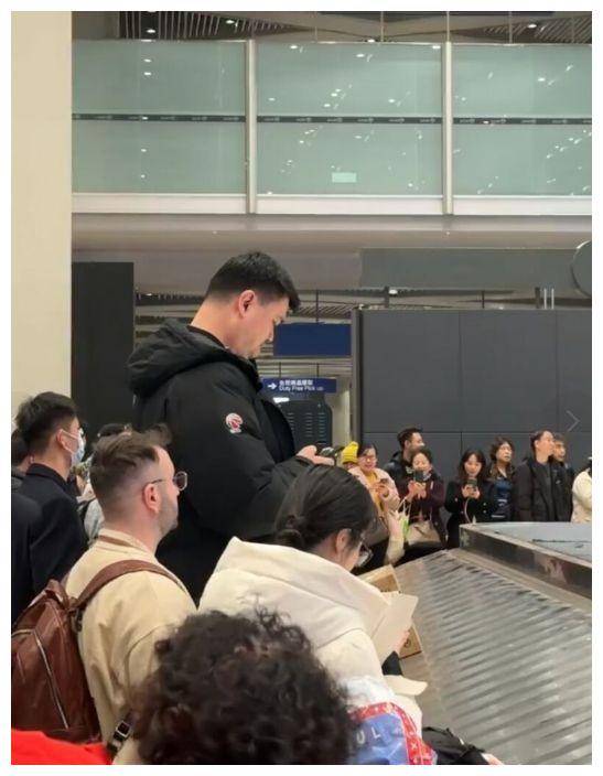 姚明机场现身,身材疑似胖至400斤,拒签引热议._网友_姚沁蕾_个子