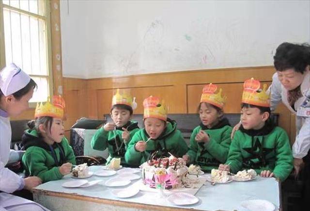 安徽夫妇16年前生下五胞胎,如今5个孩组团上初中,最怕开家长会_陈强彪