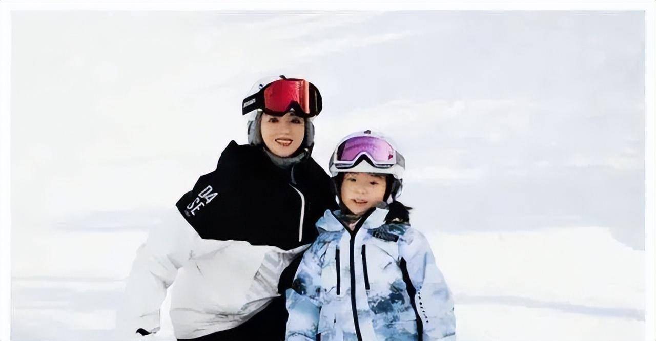 佟丽娅一起现身三亚之行,大秀姐妹情,堪比唯美大片_海上冲浪_女儿