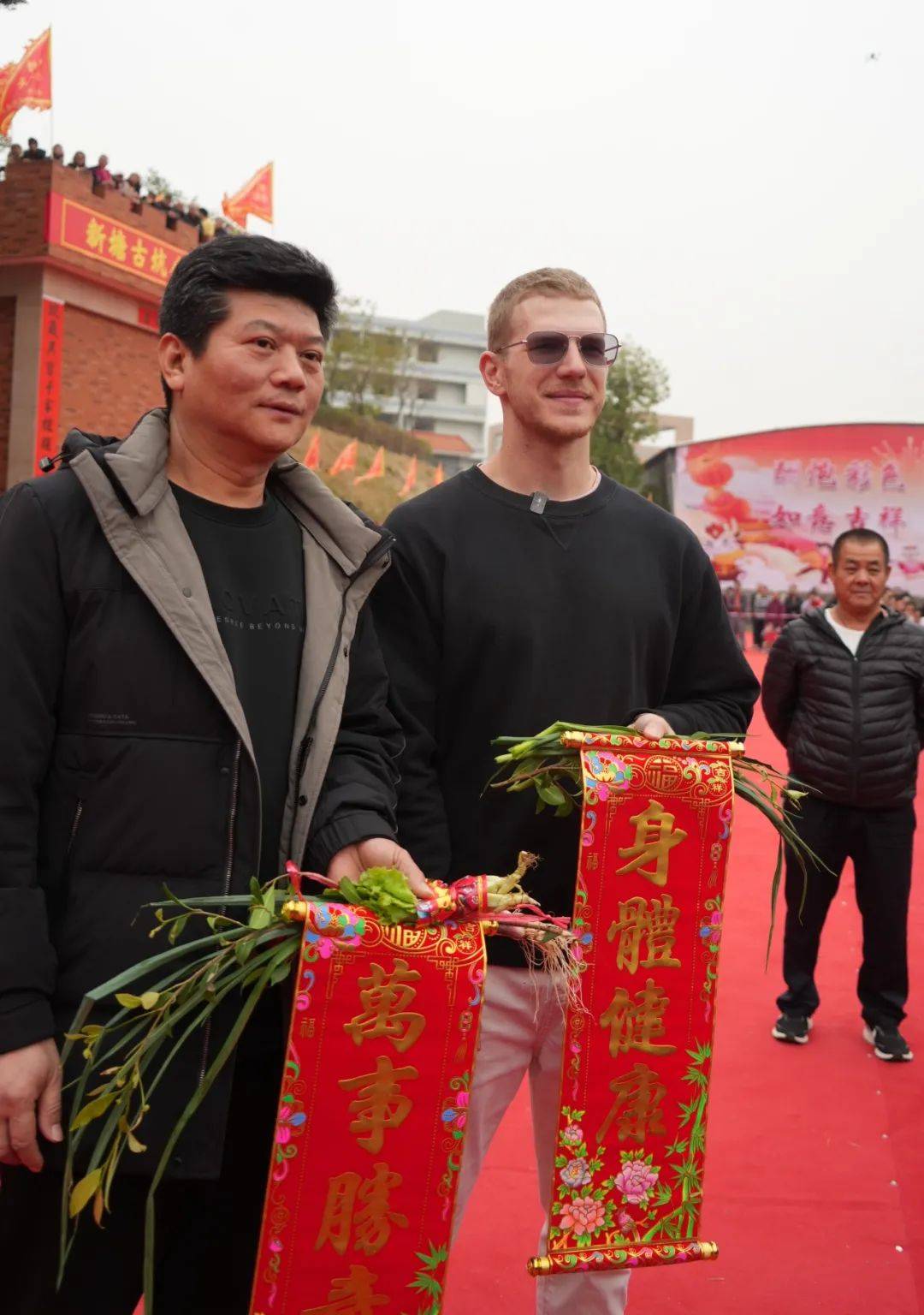 东莞厚街镇"抢炮头"活动热闹非凡_罗马尼_市民_醒狮