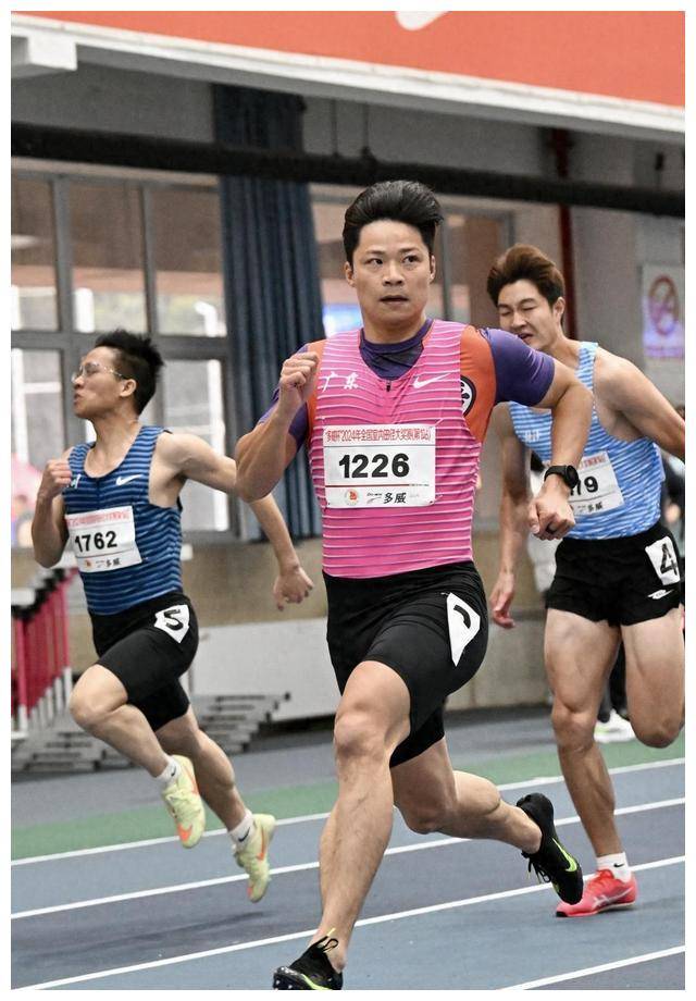 苏炳添在东京奥运会男子百米半决赛中以惊人的9秒83的成绩跻身决赛,并