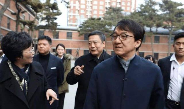 成龙父亲葬礼:房祖名伤心,林凤娇跪拜,成龙同父异母哥