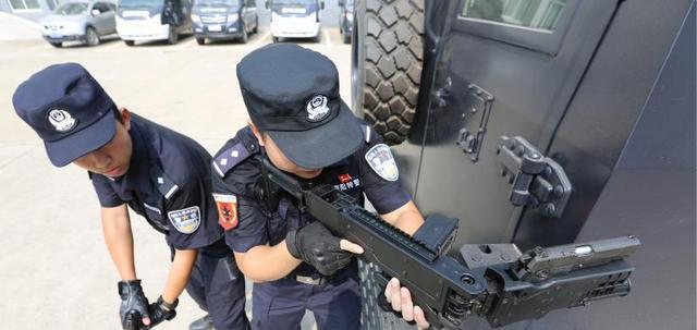 巷战中神器一般的存在 曾经最为著名的两款拐弯枪_射击_枪械_士兵