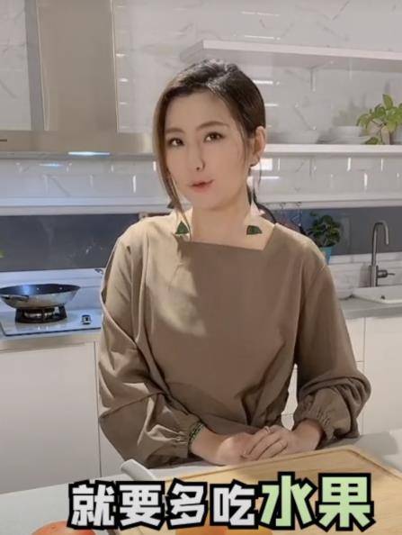 原创selina晒视频分享妙招镜头拉近暴露手部烧伤现状十年都没恢复