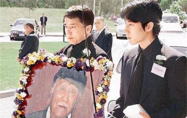 成龙父亲葬礼:房祖名伤心,林凤娇跪拜,成龙同父异母哥哥没到场_房道龙