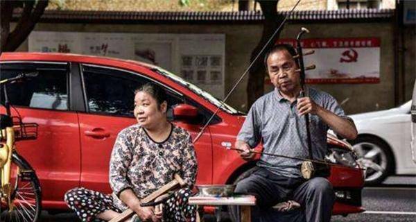 安徽乞丐宋天福,把乞讨当成自己事业,如今儿女双全攒下千万_莲花落