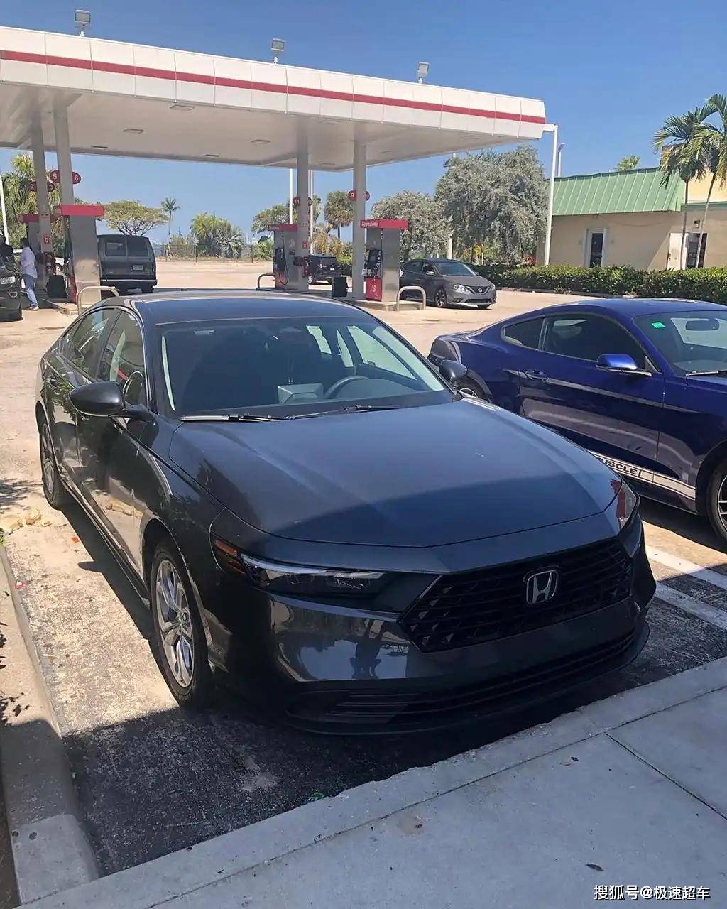 本田雅阁accord海外版亮相,黑色轮毂 小尾翼,可选2.