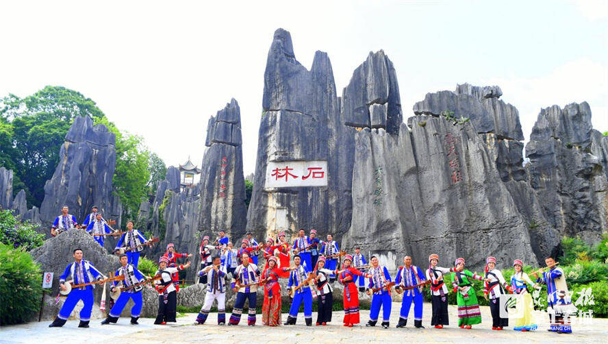 不以身份证地区代码为依据),凭本人身份证原件,可免门票游览石林风景