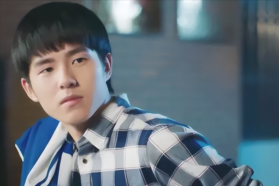 周冬雨颜值大变疑整容,眼角拉开脸上饱满,出席活动成现场焦点_刘昊