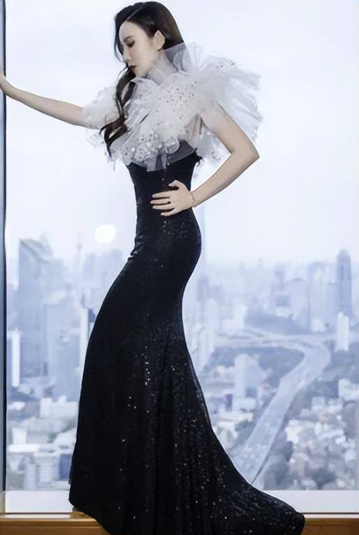 "总裁夫人"张萌:公司市值13亿,坐拥上亿别墅,吊灯能买一套房_网友