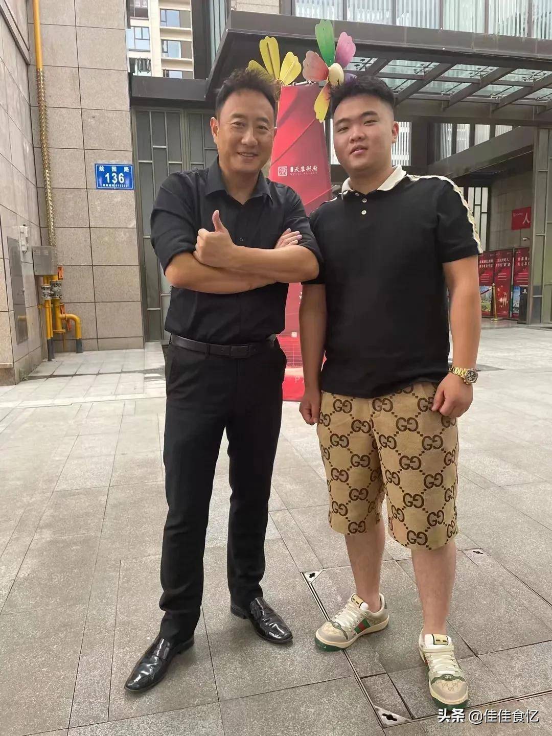 宝器果园董事长夏迅偶遇明星对方谭sir,合影留恋_人生_视频_创业