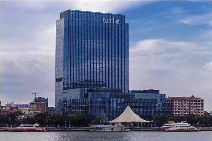 中国日化行业首富:66岁身家320亿元,背后家族量产"创