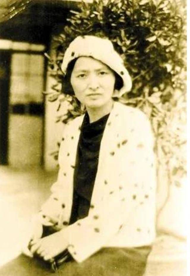 真爱原地等待45年,她却错嫁非良人,婚后丈夫劈腿她独