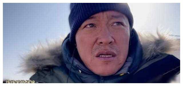在一次吃饼的场景中,赵汉唐毫不犹豫地将饼掰开,将一半递给了妻子.