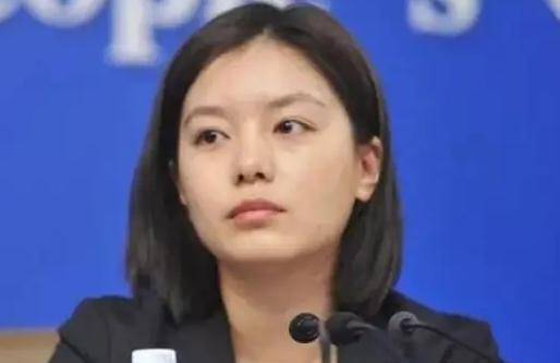 外交部的冰山女神张京工作时不苟言笑私底下是爱笑的女孩