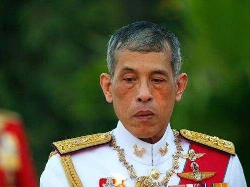 泰王带2妻子祭拜父亲,王后坐劳斯莱斯风光无限,贵妃却